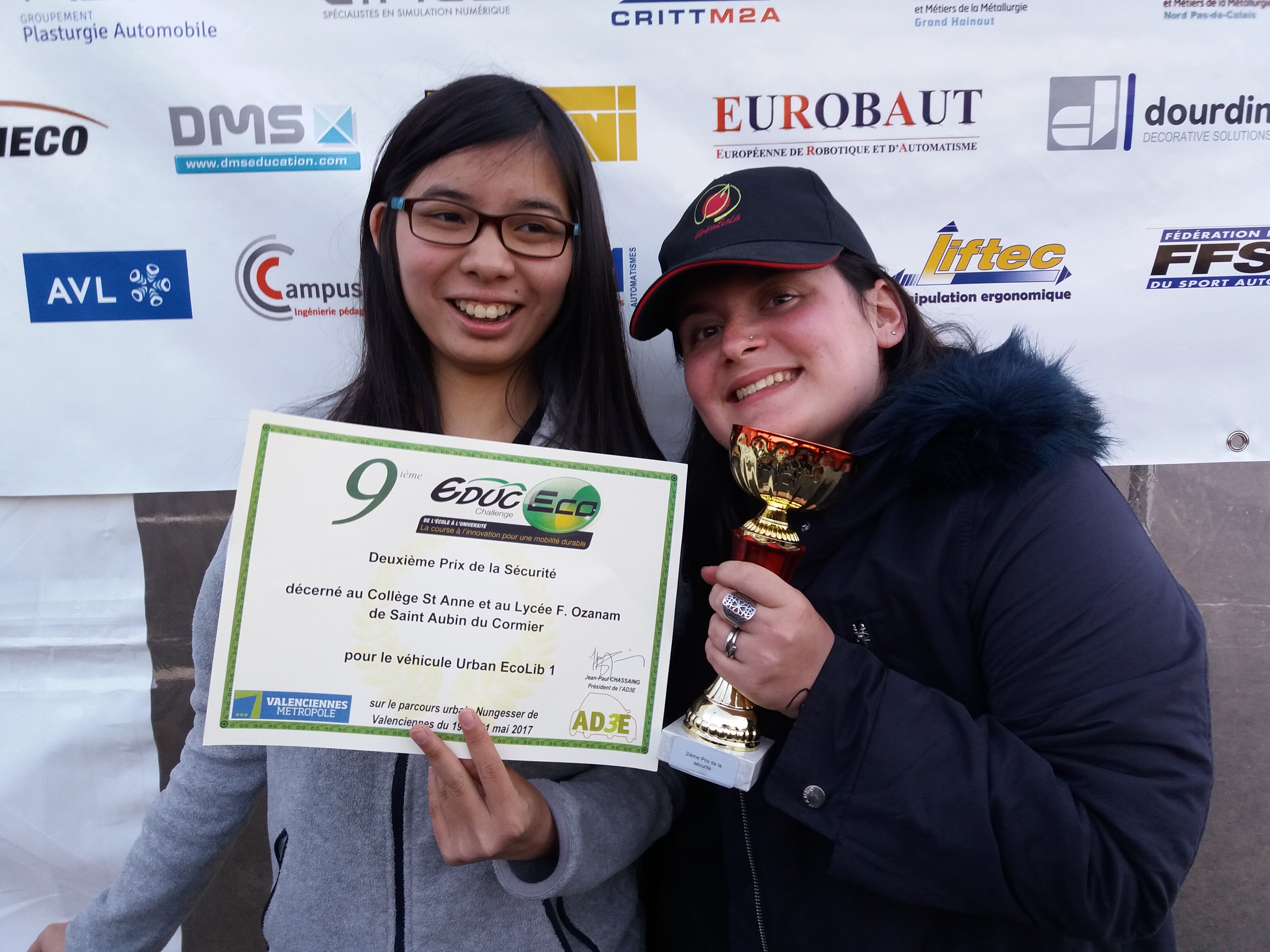 Ma collègue Orlia et moi avec le 2ème prix de la sécurité